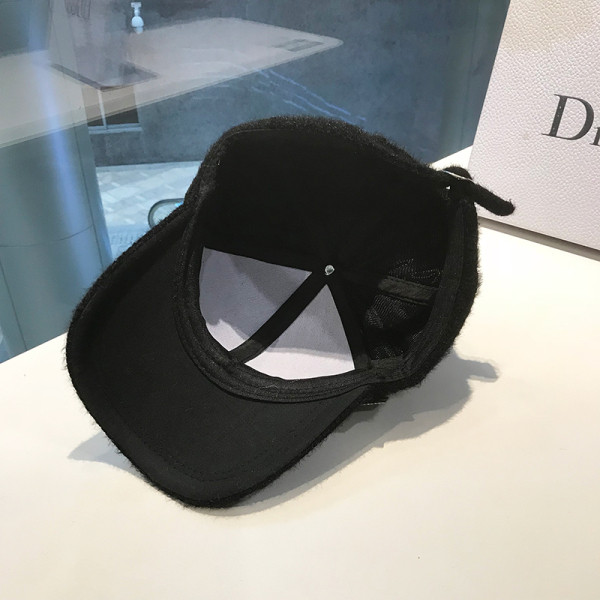 Elegáns női pehelysapka fényes kövekkel díszített csattal