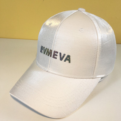 Moodne naiste müts läikiva efektiga visiiri ja kivikestega kirjaga
