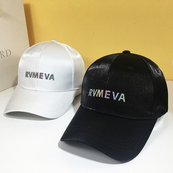 Modern női sapka fényes hatású napellenzővel, kövekkel díszített felirattal