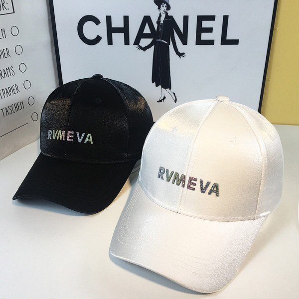 Modern női sapka fényes hatású napellenzővel, kövekkel díszített felirattal