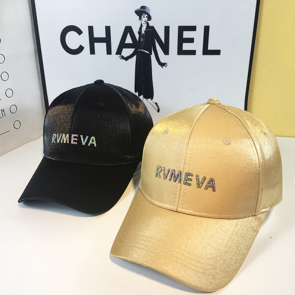 Modern női sapka fényes hatású napellenzővel, kövekkel díszített felirattal