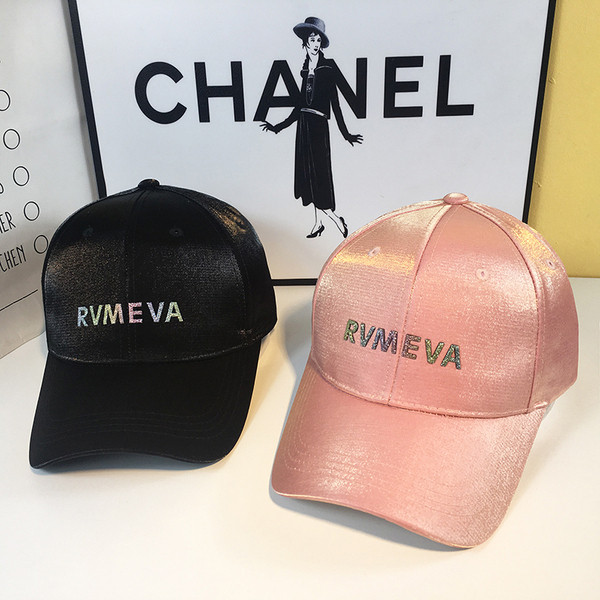 Modern női sapka fényes hatású napellenzővel, kövekkel díszített felirattal