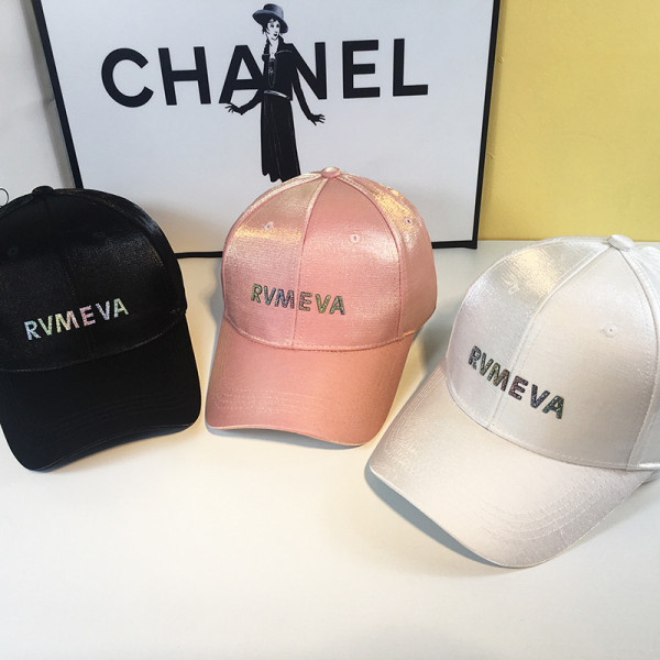 Modern női sapka fényes hatású napellenzővel, kövekkel díszített felirattal