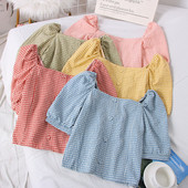 Μοντέρνα γυναικεία μπλούζα με βολάν μανίκι 3/4  και κουμπιά