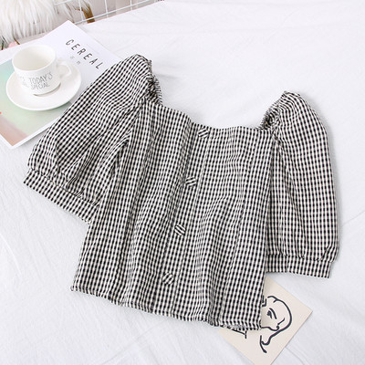 Μοντέρνα γυναικεία μπλούζα με βολάν μανίκι 3/4  και κουμπιά