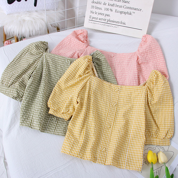 Μοντέρνα γυναικεία μπλούζα με βολάν μανίκι 3/4  και κουμπιά