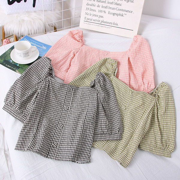 Μοντέρνα γυναικεία μπλούζα με βολάν μανίκι 3/4  και κουμπιά