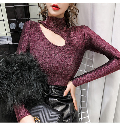 Testhezálló női blúz fényes részecskékkel és kivágott résszel