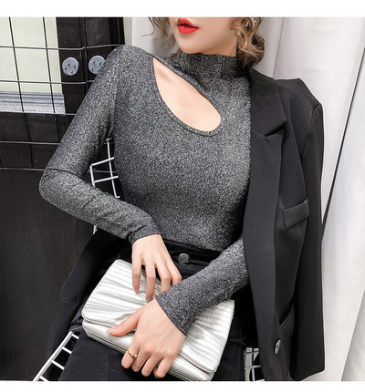 Testhezálló női blúz fényes részecskékkel és kivágott résszel