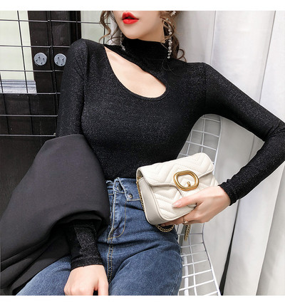 Testhezálló női blúz fényes részecskékkel és kivágott résszel