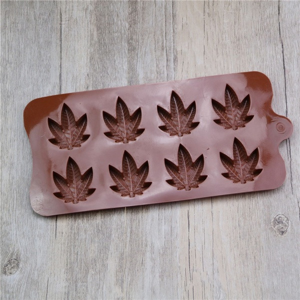 Ruda silikoninė forma, tinkanti aštuoniems pyragams, sausainiams ar saldainiams