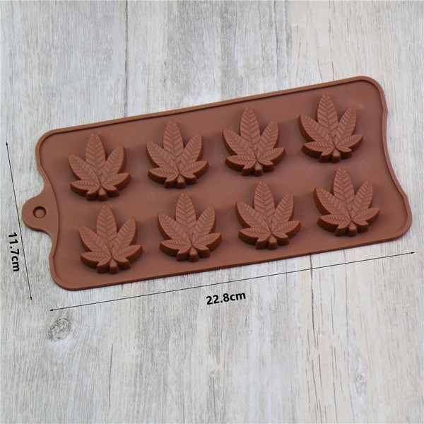 Ruda silikoninė forma, tinkanti aštuoniems pyragams, sausainiams ar saldainiams