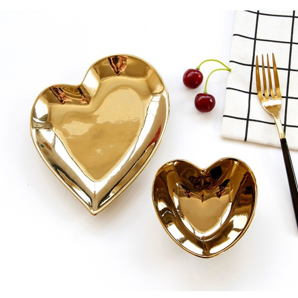 Златиста чиния от керамика във формата на сърце