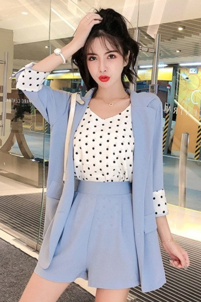 Új modell női öltöny három részből - kabát, rövidnadrág és felső