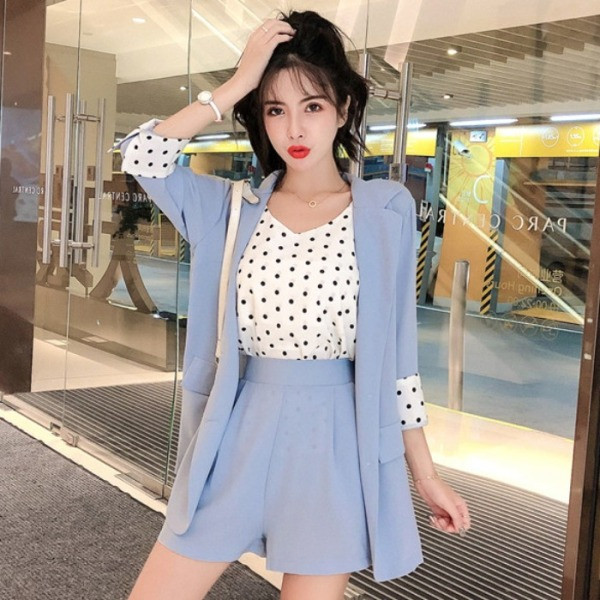 Új modell női öltöny három részből - kabát, rövidnadrág és felső