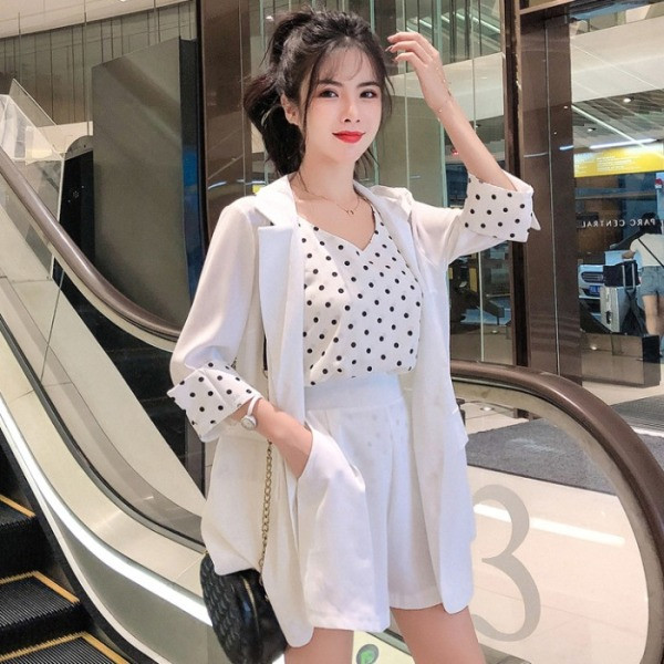 Új modell női öltöny három részből - kabát, rövidnadrág és felső