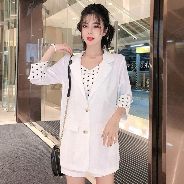 Új modell női öltöny három részből - kabát, rövidnadrág és felső