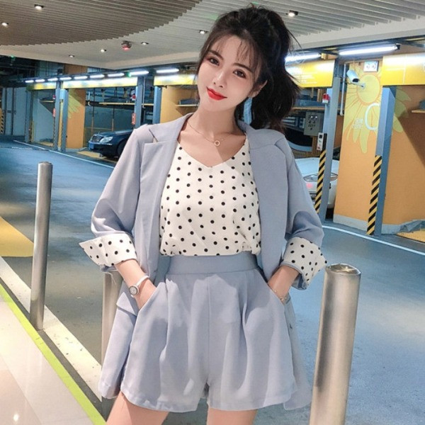 Új modell női öltöny három részből - kabát, rövidnadrág és felső