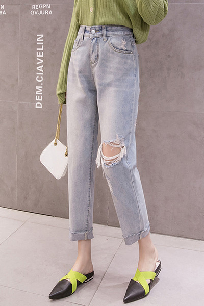 Široke ženske traperice sa visokim strukom i motivom poderanog koljena