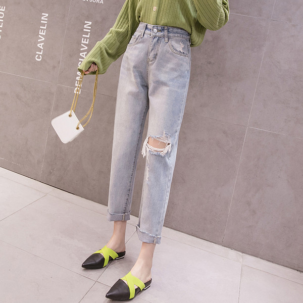 Široke ženske traperice sa visokim strukom i motivom poderanog koljena