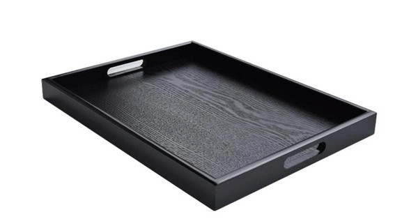 Stačiakampio formos medinis padėklas ir rankenos, tinkančios maistui ir gėrimams patiekti