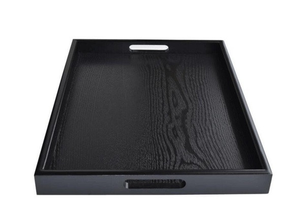 Stačiakampio formos medinis padėklas ir rankenos, tinkančios maistui ir gėrimams patiekti