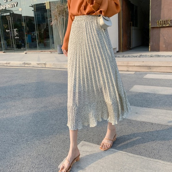 Hosszú redőzött szoknya magas gumírozott derékkal és virágmintával