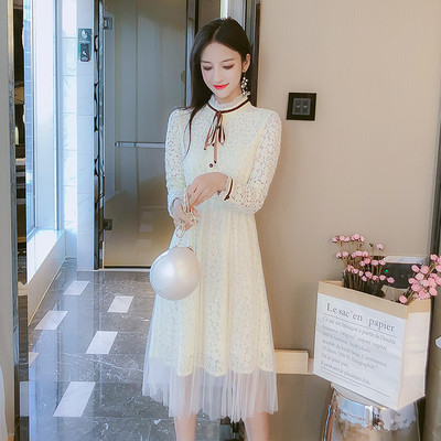 Fehér csipke női ruha tüllel és nyakkendővel