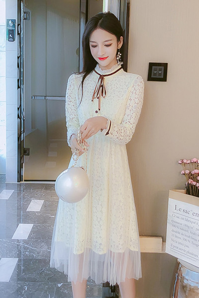 Fehér csipke női ruha tüllel és nyakkendővel