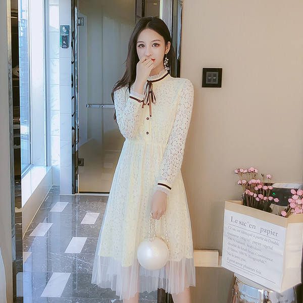 Fehér csipke női ruha tüllel és nyakkendővel