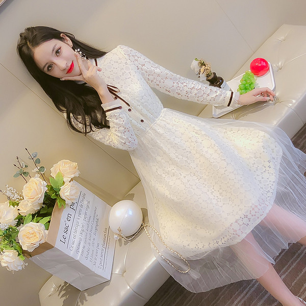 Fehér csipke női ruha tüllel és nyakkendővel