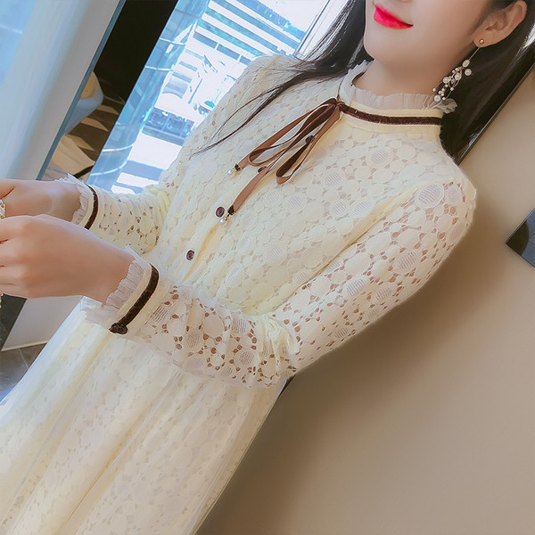 Fehér csipke női ruha tüllel és nyakkendővel