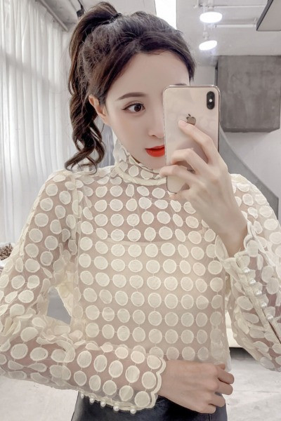 Μοντέρνα γυναικεία μπλούζα με ψηλό κολάρο και διακόσμηση πέρλες