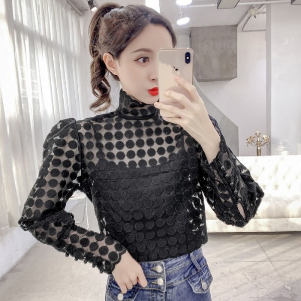 Μοντέρνα γυναικεία μπλούζα με ψηλό κολάρο και διακόσμηση πέρλες