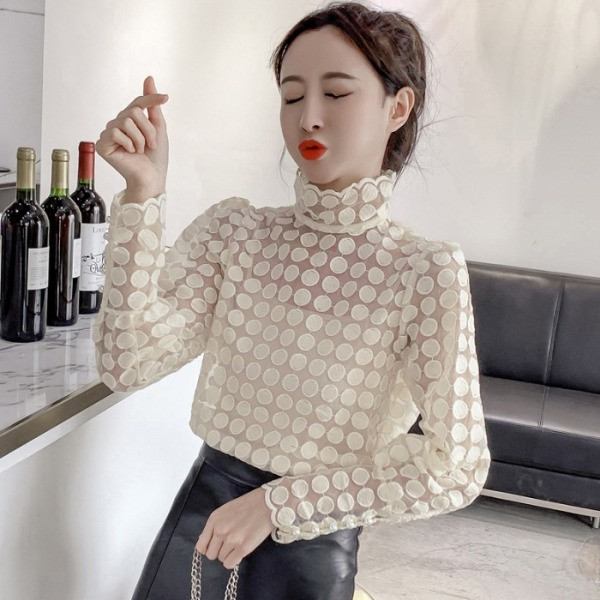 Μοντέρνα γυναικεία μπλούζα με ψηλό κολάρο και διακόσμηση πέρλες