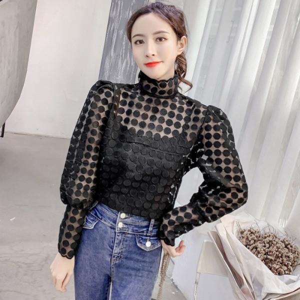 Μοντέρνα γυναικεία μπλούζα με ψηλό κολάρο και διακόσμηση πέρλες