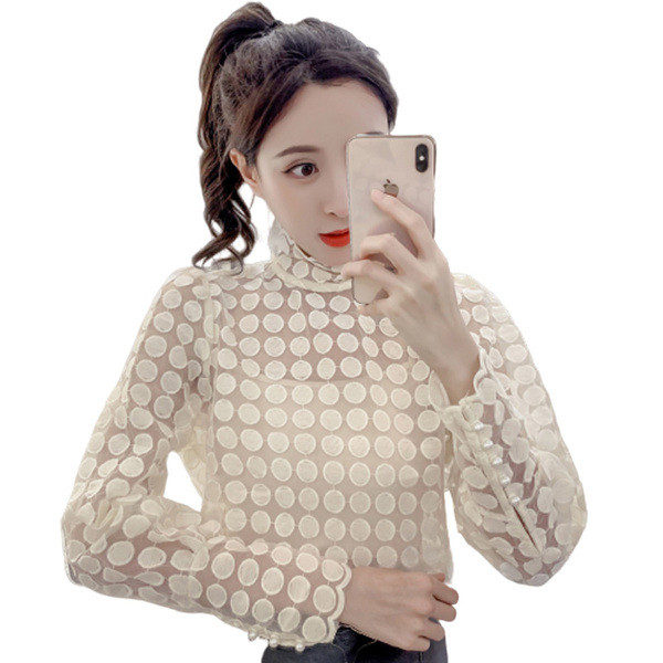 Μοντέρνα γυναικεία μπλούζα με ψηλό κολάρο και διακόσμηση πέρλες