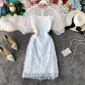 Elegáns női csipkeruha tüll ujjakkal