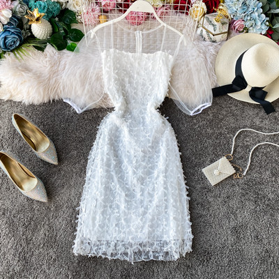 Elegáns női csipkeruha tüll ujjakkal