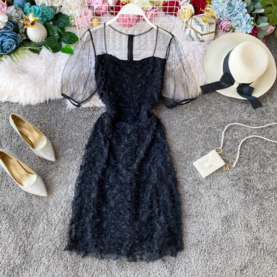 Elegáns női csipkeruha tüll ujjakkal