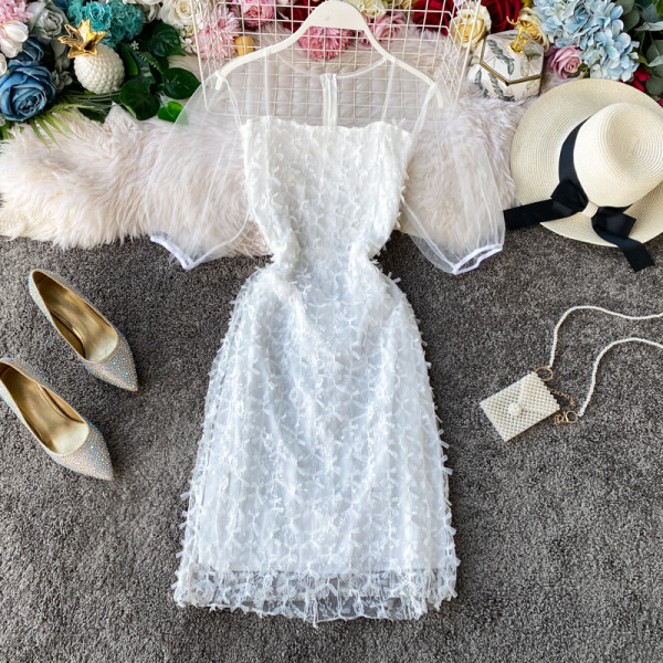 Elegáns női csipkeruha tüll ujjakkal