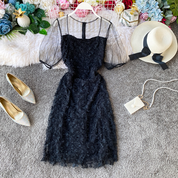 Elegáns női csipkeruha tüll ujjakkal