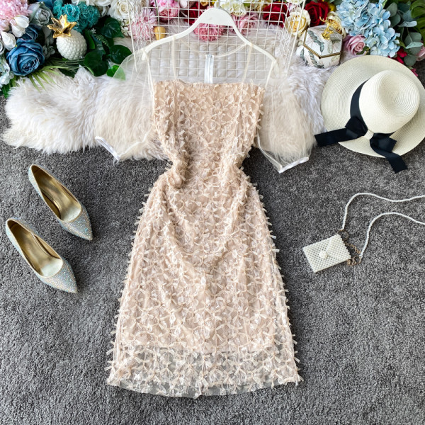 Elegáns női csipkeruha tüll ujjakkal