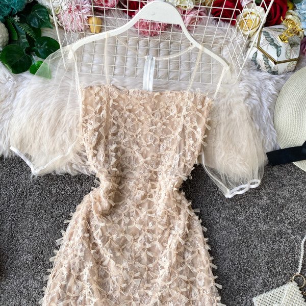 Elegáns női csipkeruha tüll ujjakkal