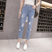 Egyenes modellű farmer szakadt motívumokkal, kockás mandzsettával