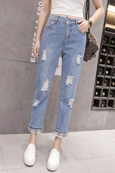 Egyenes modellű farmer szakadt motívumokkal, kockás mandzsettával