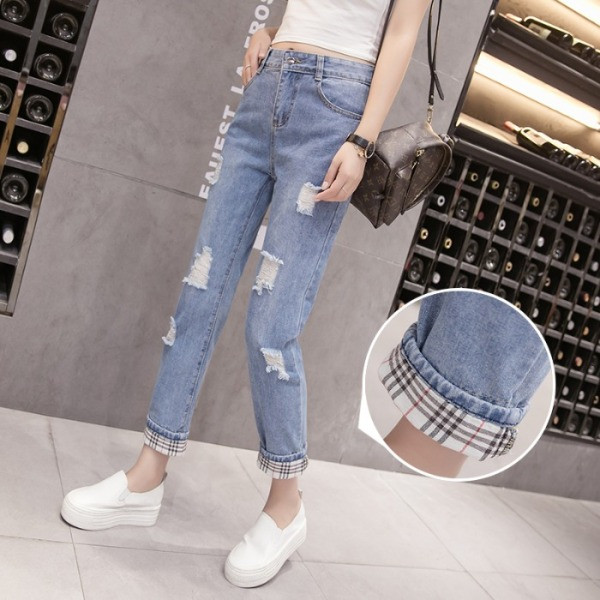 Egyenes modellű farmer szakadt motívumokkal, kockás mandzsettával