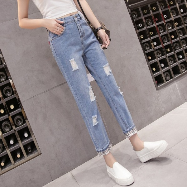 Egyenes modellű farmer szakadt motívumokkal, kockás mandzsettával