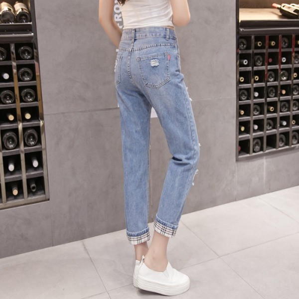 Egyenes modellű farmer szakadt motívumokkal, kockás mandzsettával