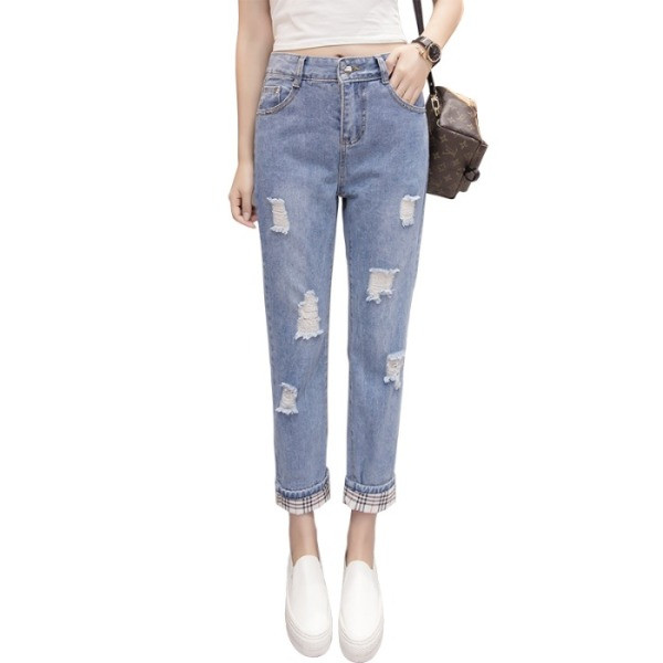 Egyenes modellű farmer szakadt motívumokkal, kockás mandzsettával